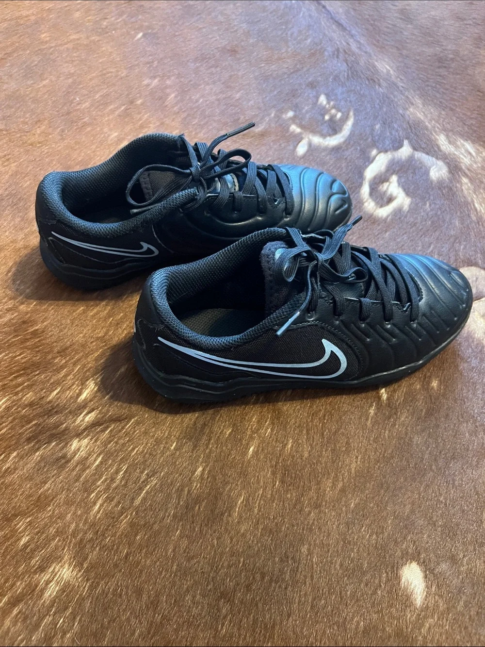 Nike Kids' Tiempo Maestro Club Indoor Soccer Shoes, size 1.5 Y